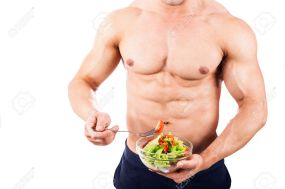 51081244-Hombre-de-cuerpo-sano-con-ensalada-fresca-Foto-de-archivo.jpg