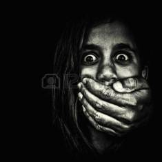 16576029-horror-retrato-de-una-nina-muy-asustada-con-una-mano-tapandose-la-boca-adulto-aislado-sobre-un-fondo.jpg