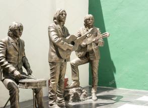 depositphotos_61101789-stock-photo-statue-honoring-the-beatles.jpg