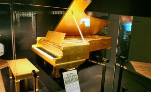 subastan-piano-banado-en-oro-d-jpg_700x0.jpg