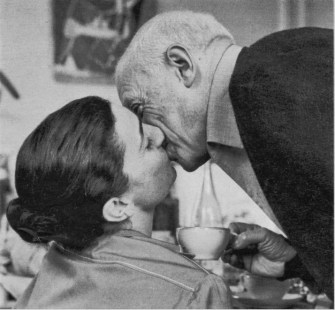 Picasso y Jacqueline Roque_El beso_Douglas Duncan.jpg
