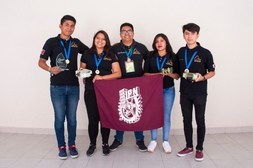 TRIUNFAN POLITÉCNICOS EN TORNEOS DE ROBÓTICA (3).jpg