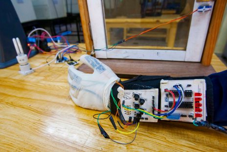 DESARROLLAN POLITÉCNICOS GUANTE PARA PERSONAS CON DISCAPACIDAD (1).jpg