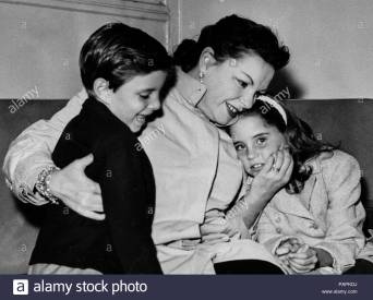judy-garland-con-sus-hijos-lorna-y-joe-1960-papkdj.jpg