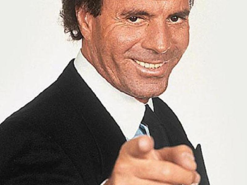 Las acusaciones por agresiones sexuales de ex empleadas vs. Julio Iglesias se&nbsp;acumulan