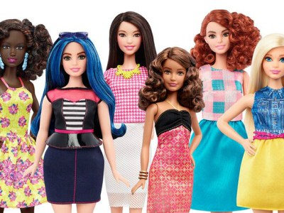 Barbie se asemeja estéticamente cada vez  más a las mujeres de carne y&nbsp;hueso